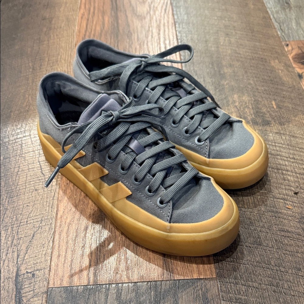 Adidas women’s grey Sneakers 5 1/2